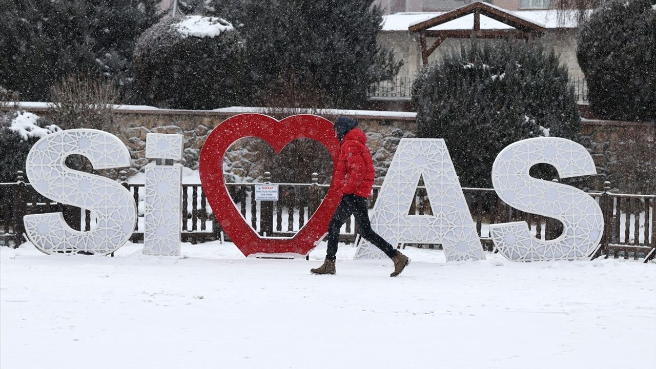 Sivas'ta Kar Yağışı Etkisini Sürdürüyor