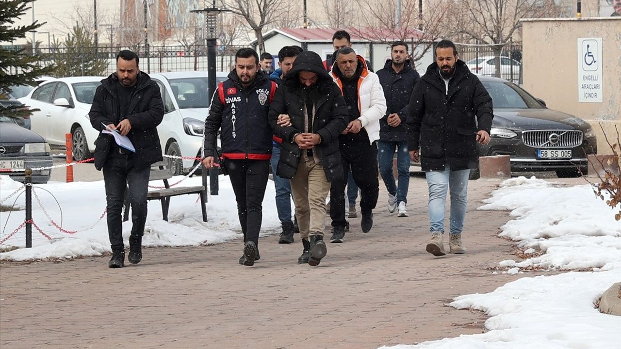 Sivas'ta Silah Kaçakçılığı Operasyonu: 4 Zanlı Yakalandı