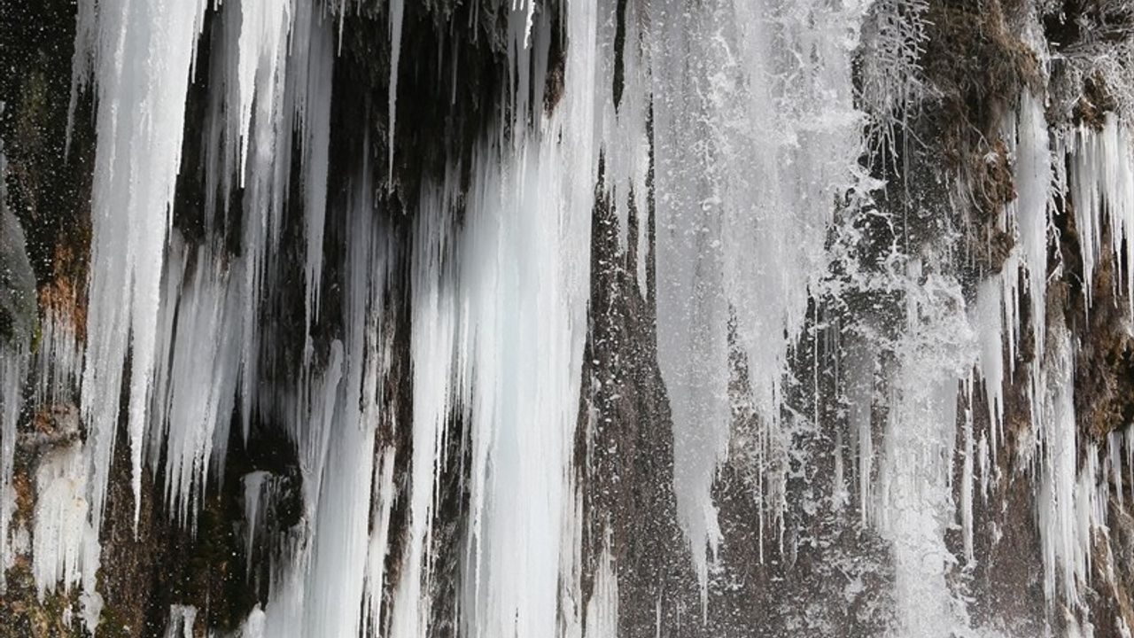 Sızır Şelalesi'nde Buz Sarkıtları Göz Kamaştırıyor