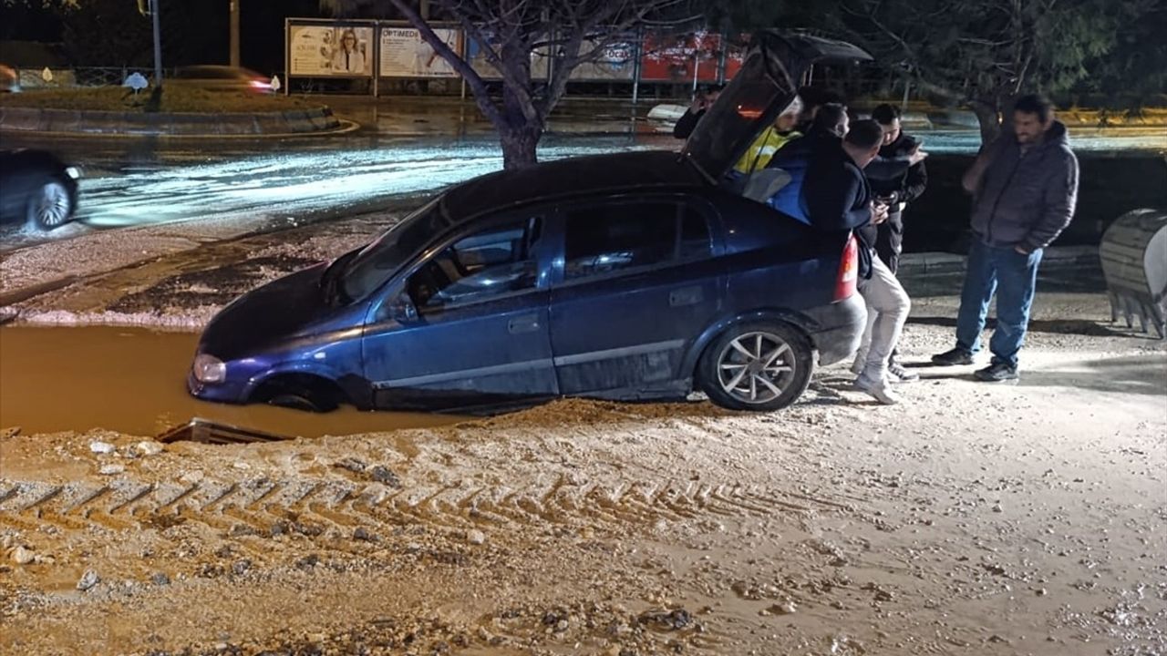 Tekirdağ'da Patlayan Su Hattı Otomobile Zarar Verdi
