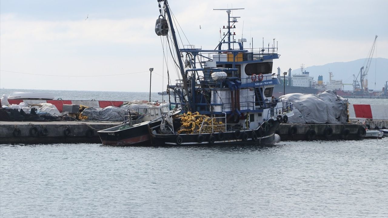 Tekirdağ'da Poyraz Nedeniyle Balıkçılar 5 Günlüğüne İstirahat Ediyor