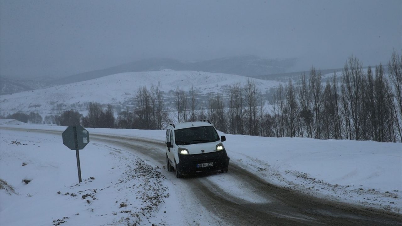 Tokat-Sivas Kara Yolunda Kar Yağışı Etkili