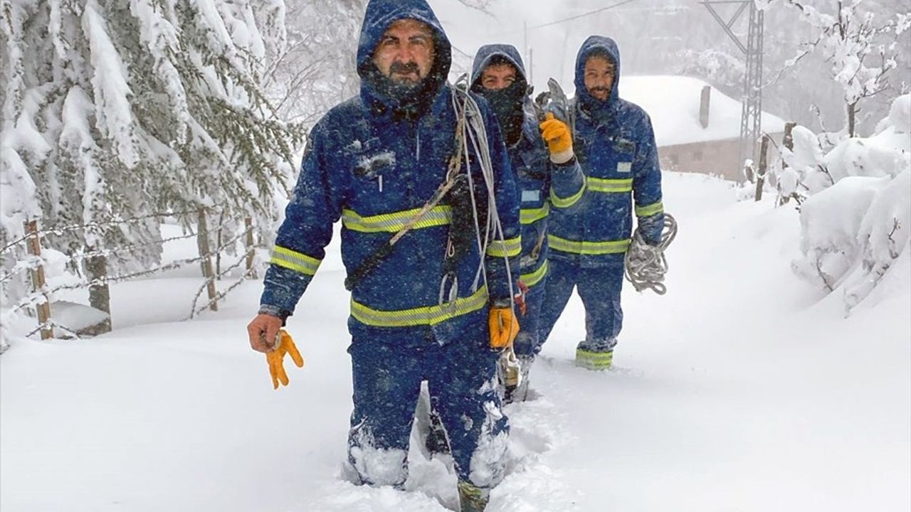 Tokat'ta Enerji Ekipleri Kara Rağmen Görevde