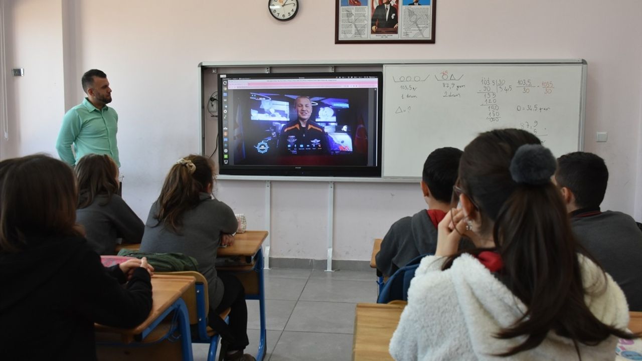 Trabzon'da Öğrenciler 'Ufkun Ötesinde' Belgeselini İzledi