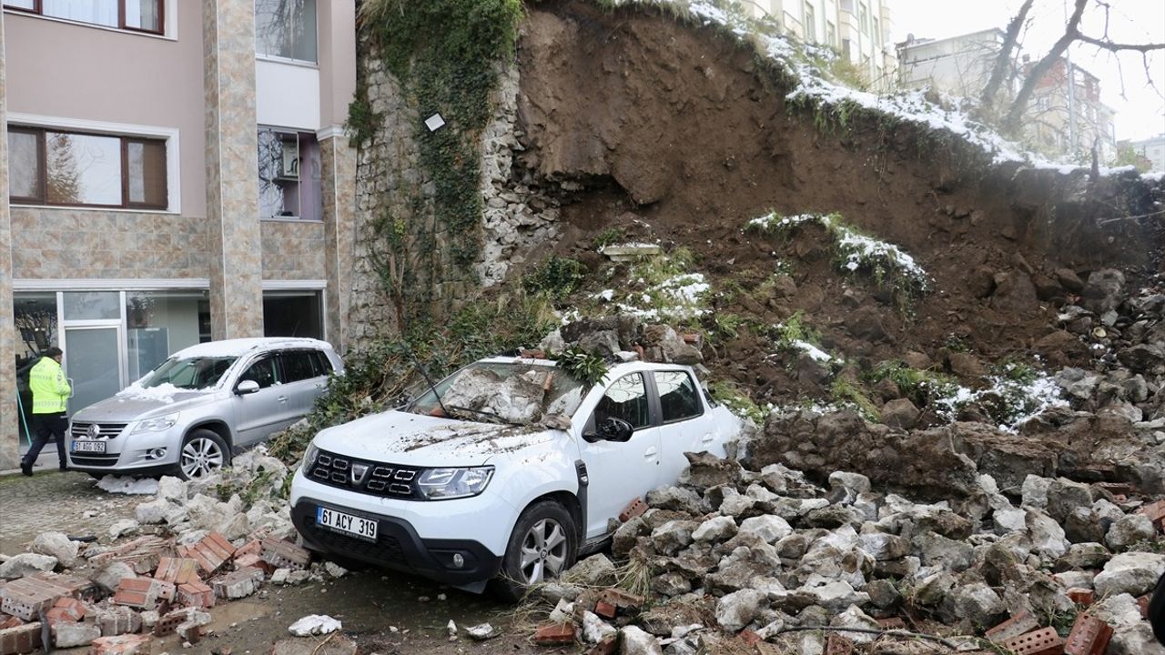 Trabzon'da Sürücü Çöken Duvarın Altında Kalmaktan Kurtuldu