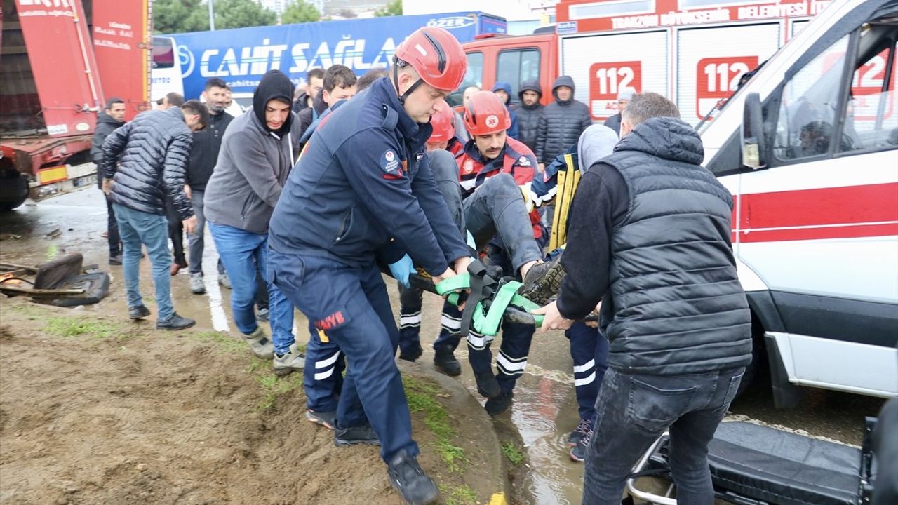 Trabzon'da Yol Süpürme Aracı Devrildi: Bir İşçi Yaralandı