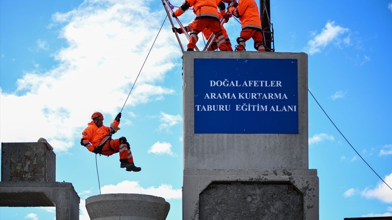 TSK İnsani Yardım Tugayı'ndan Arama Kurtarma Tatbikatı Gerçekleştirildi