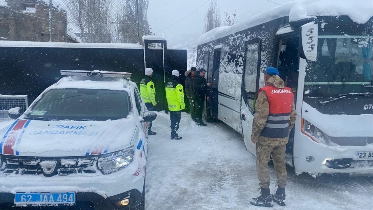 Tunceli'de Mahsur Kalan 29 Kişi Jandarma Tarafından Kurtarıldı