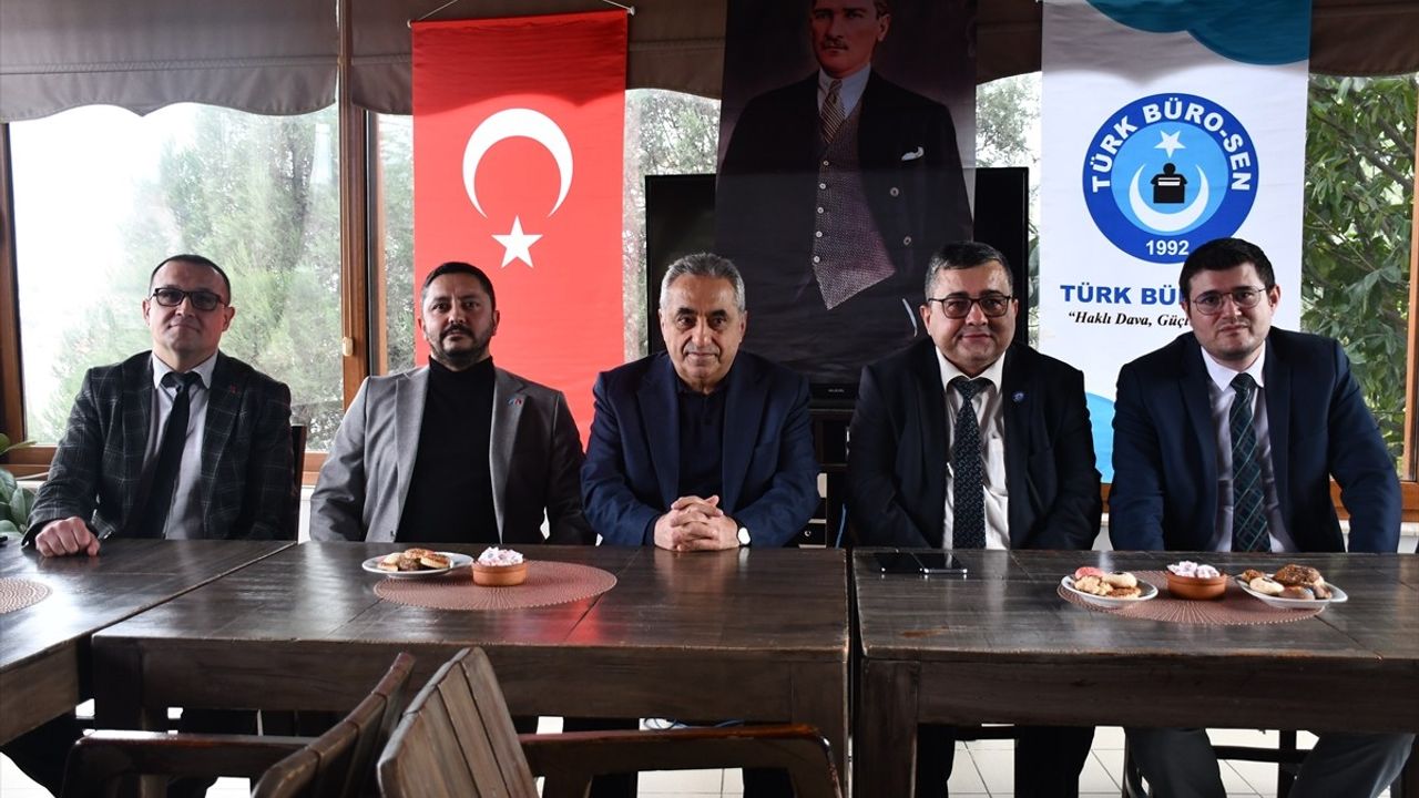 Türk Büro-Sen Genel Başkanı Güney Bilecik'te Sendikal Toplantı Düzenledi