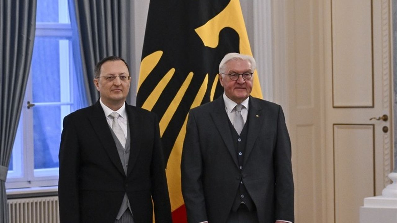 Türkiye'nin Berlin Büyükelçisi Gökhan Turan, Almanya Cumhurbaşkanı Steinmeier'e Güven Mektubunu Sundı