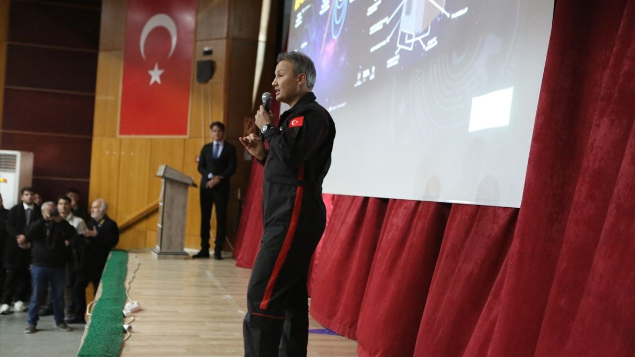 Türkiye'nin İlk Astronautu Gezeravcı Mersin'de Öğrencilerle Buluştu