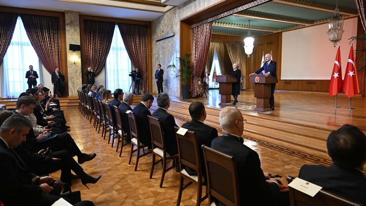 Reunion Adası'nda Kasırga Alarmı