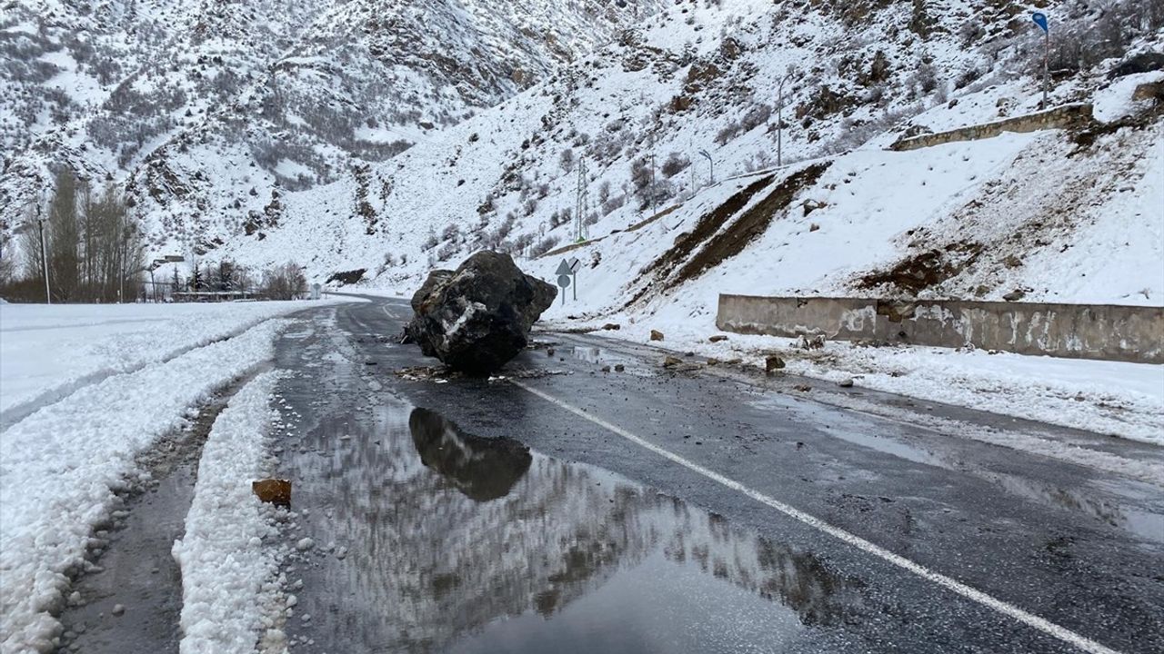 Van Çatak'ta Ulaşım Engeli Kaldırıldı