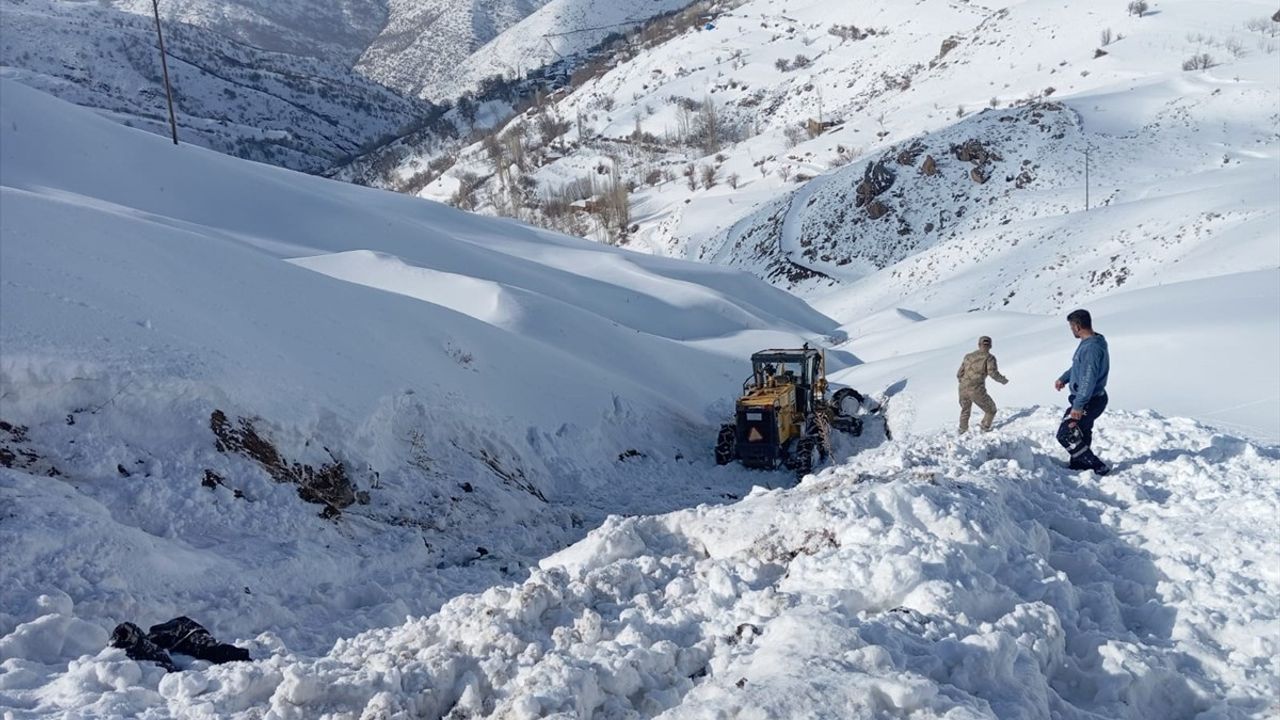 Van'da İş Makinesi Devrildi, Operatör Helikopterle Hastaneye Sevk Edildi