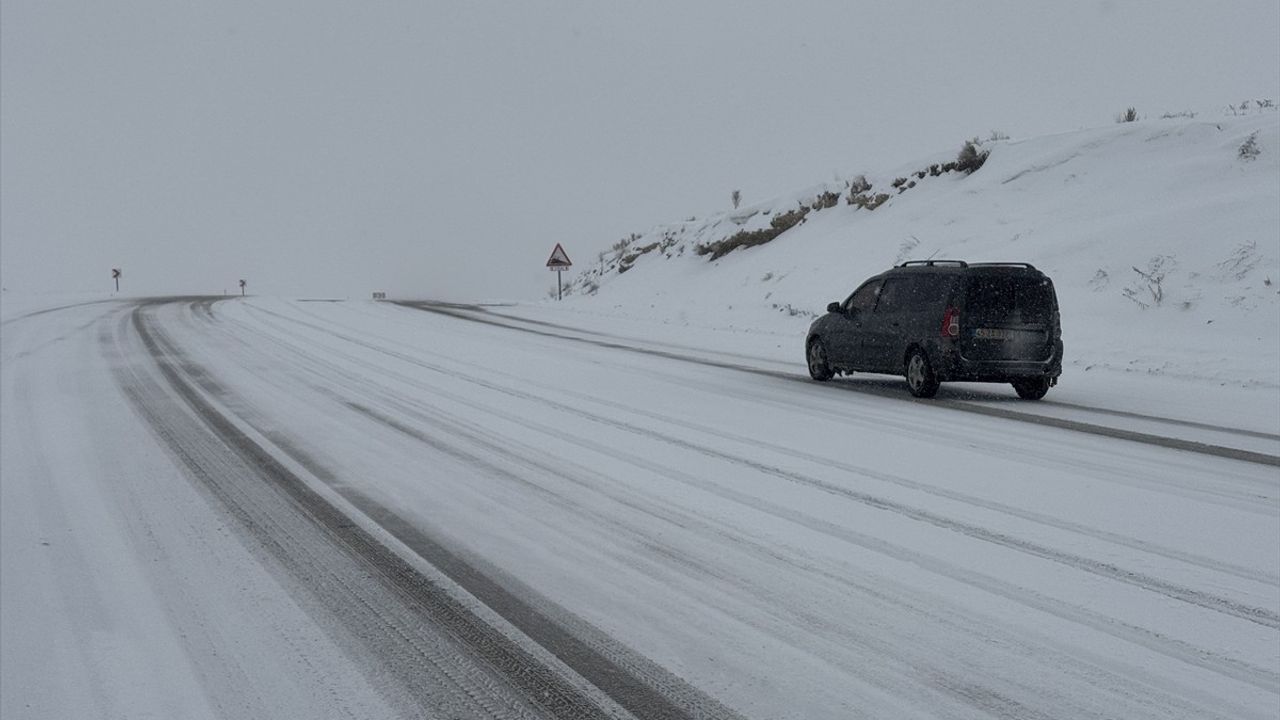 Van'da Kar Yağışı Ulaşımı Olumsuz Etkiliyor