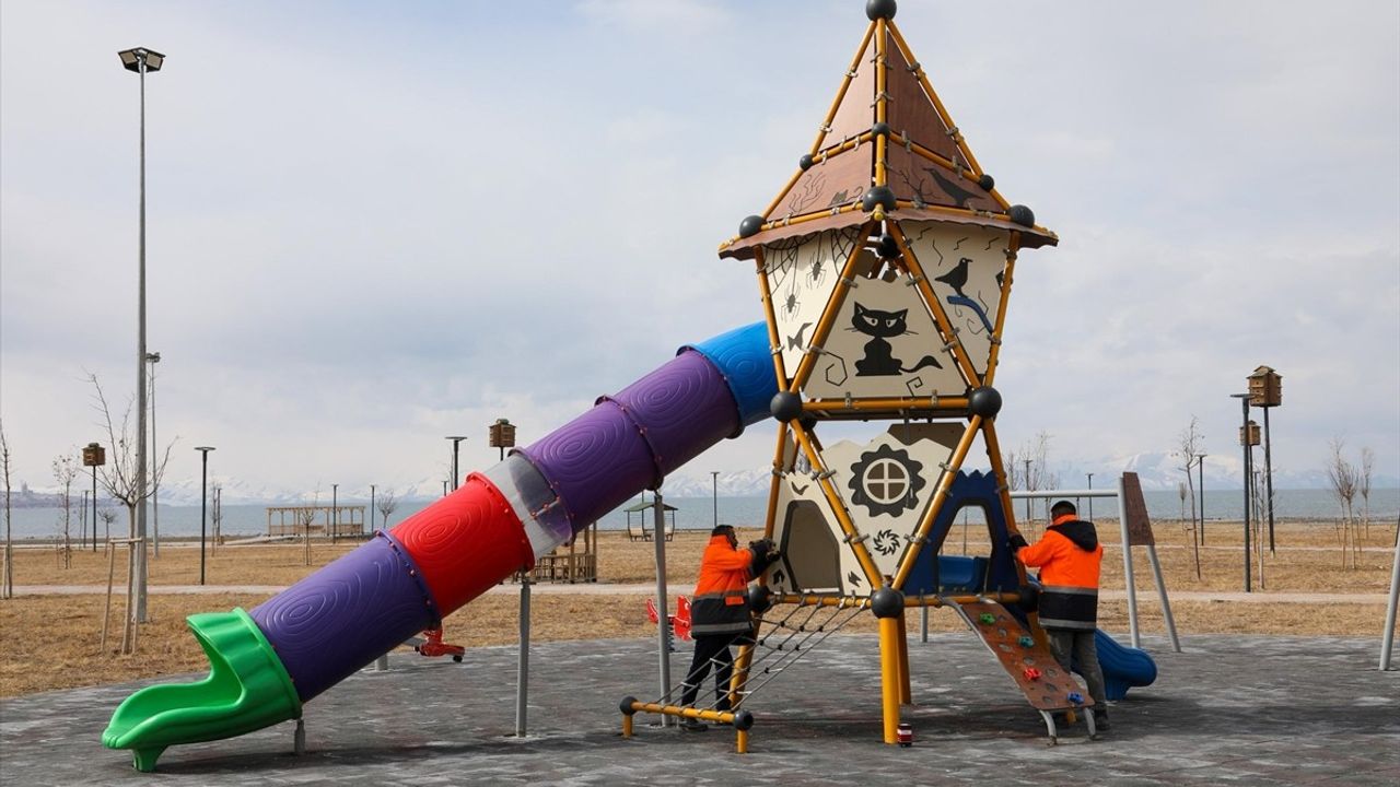 Van'da Parklarda Temizlik ve Onarım Çalışmaları Başlatıldı