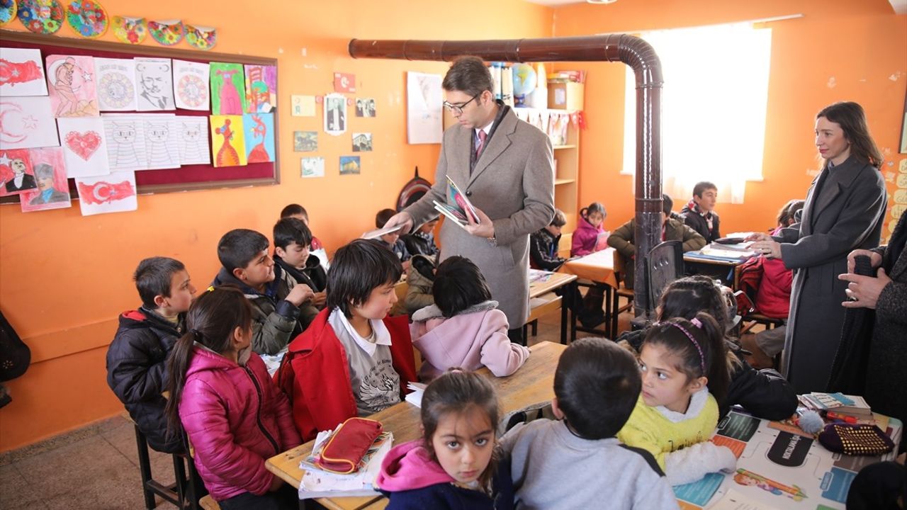 Van'daki Kadınlar, Kırsal Çocuklara El Emeği Ürünler Hediye Etti