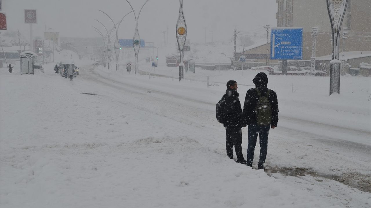 Van, Hakkari, Muş ve Bitlis'te Ulaşım Sorunları: 398 Yerleşim Yeri Kapalı