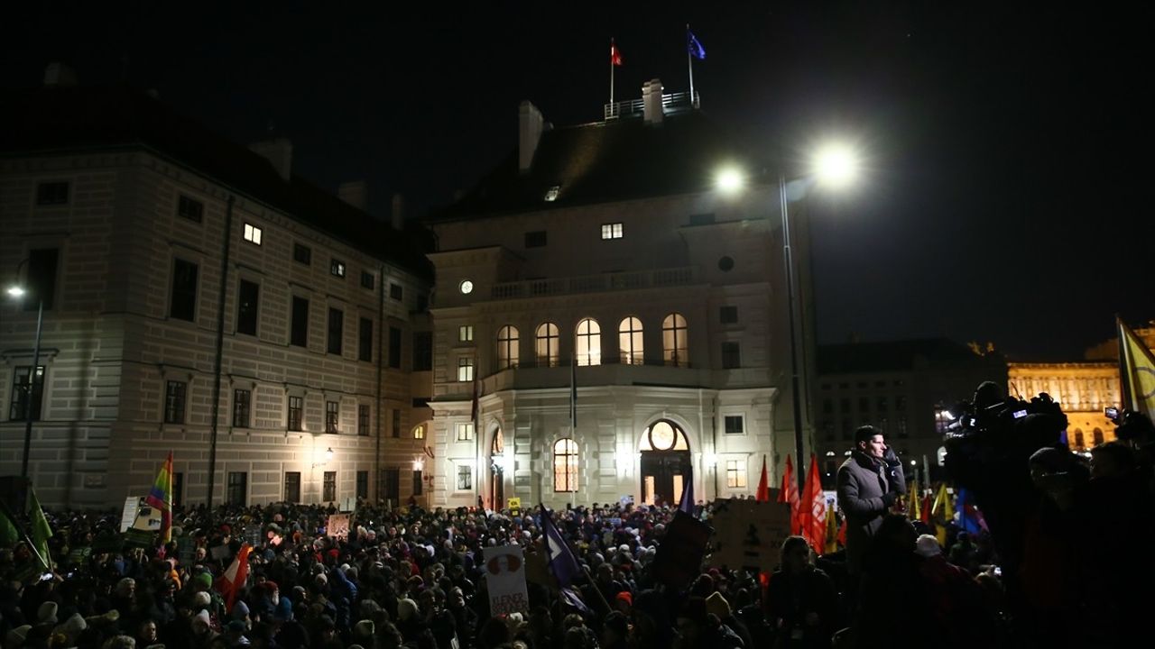 Viyana'da Aşırı Sağcı FPÖ'ye Karşı Protesto Gösterileri