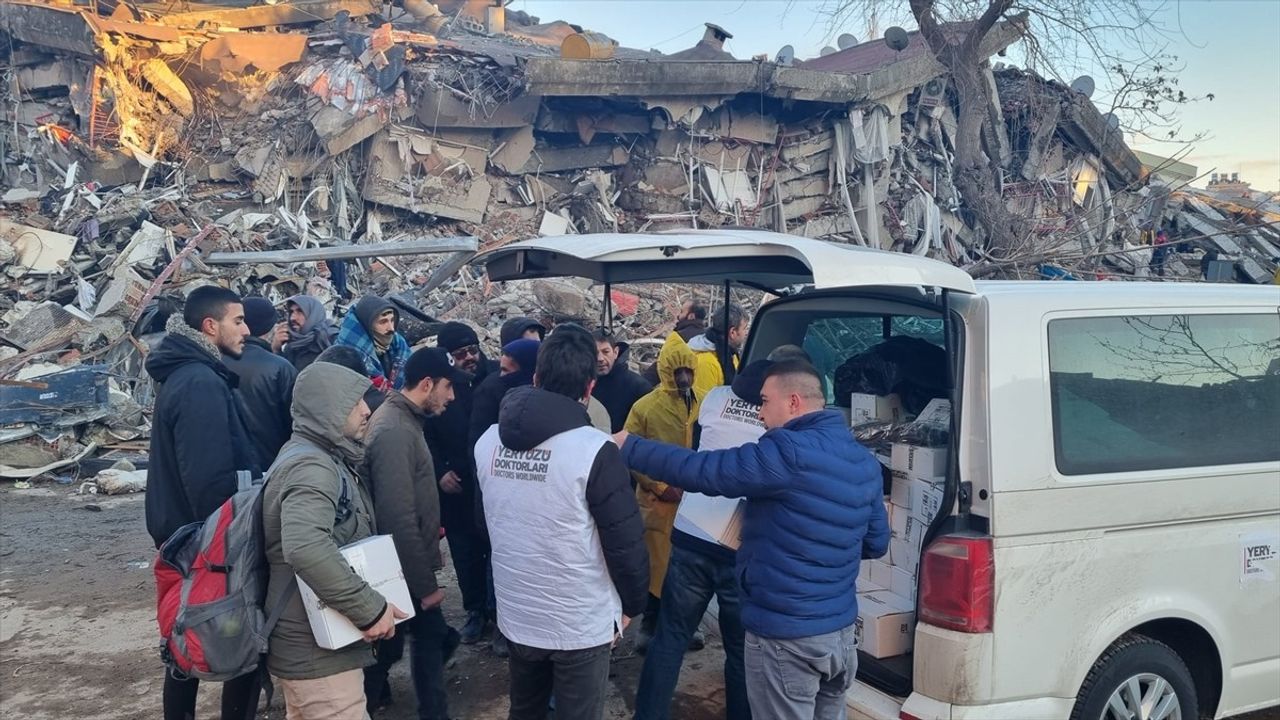 Yeryüzü Doktorları, Hatay'daki Depremzedelere Gıda Desteği Sunuyor