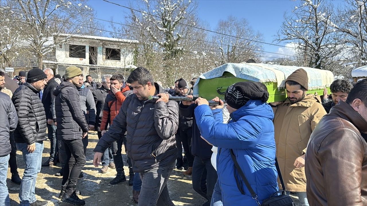 Zonguldak'ta Kar Temizlerken Kalp Krizi Geçiren Öğretmenin Cenazesi Defnedildi