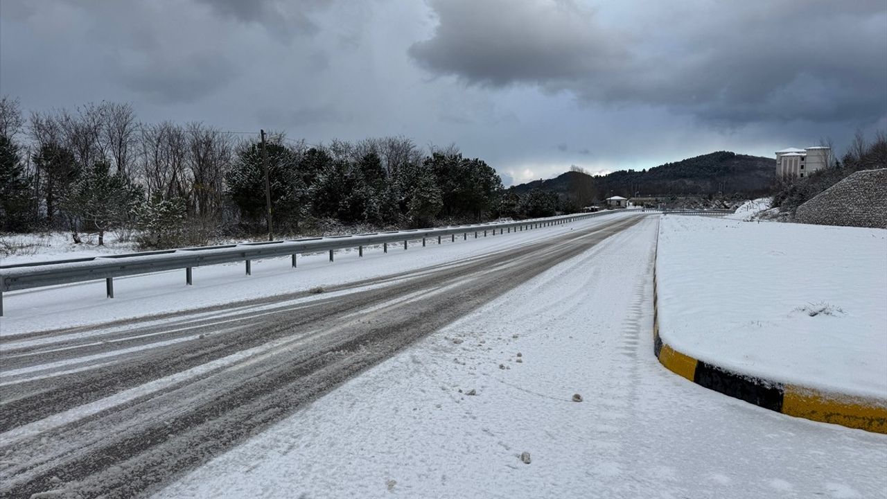 Zonguldak ve Bartın'da Kar Yağışı Ulaşımı Olumsuz Etkiliyor