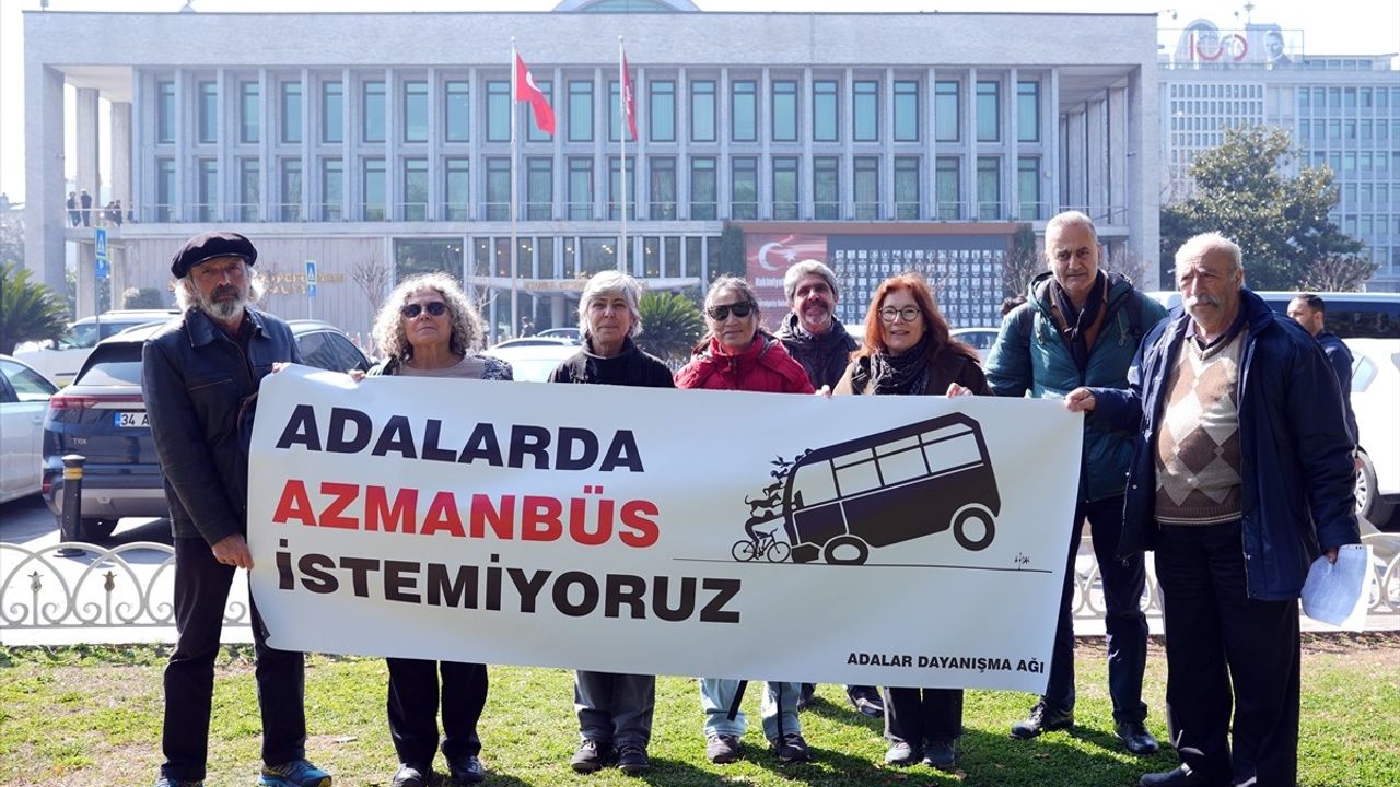 Adalar Dayanışma Ağı'ndan İBB'ye 'Azmanbüs' Protestosu