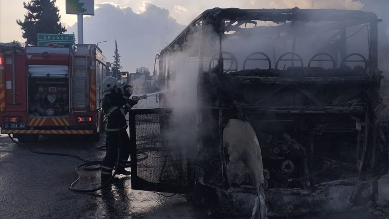 Adana'da Halk Otobüsü Yangını: Araç Kullanılamaz Hale Geldi