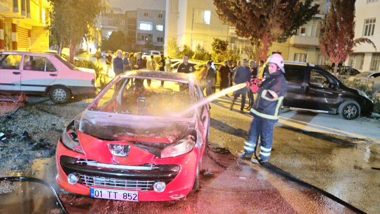 Adana'da Park Halindeki Otomobilde Yangın Çıktı