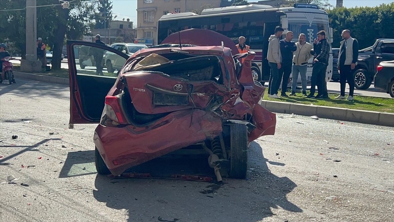 Adana'da Zincirleme Trafik Kazası: 2 Yaralı