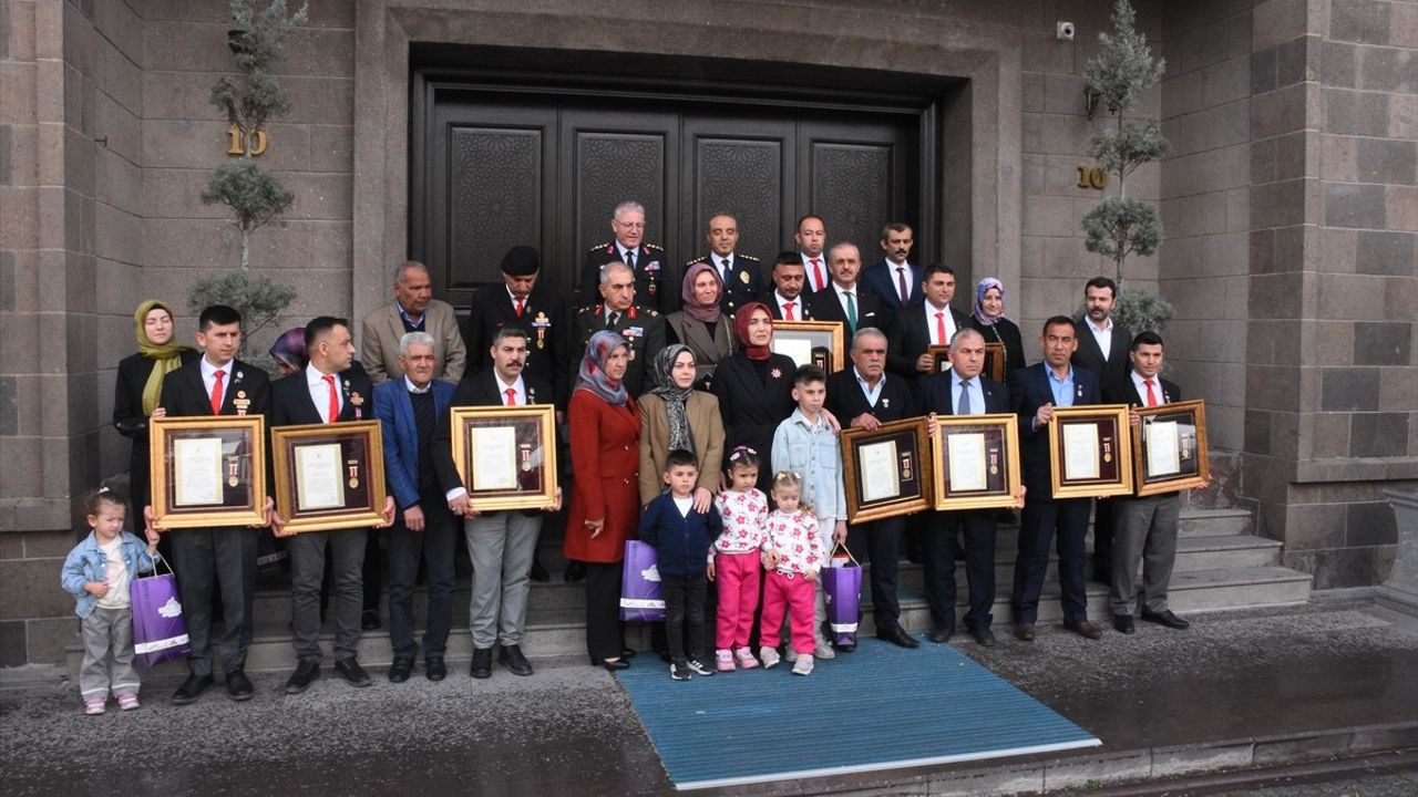 Afyonkarahisar'da Şehitler ve Gazilere Devlet Övünç Madalyası Töreni