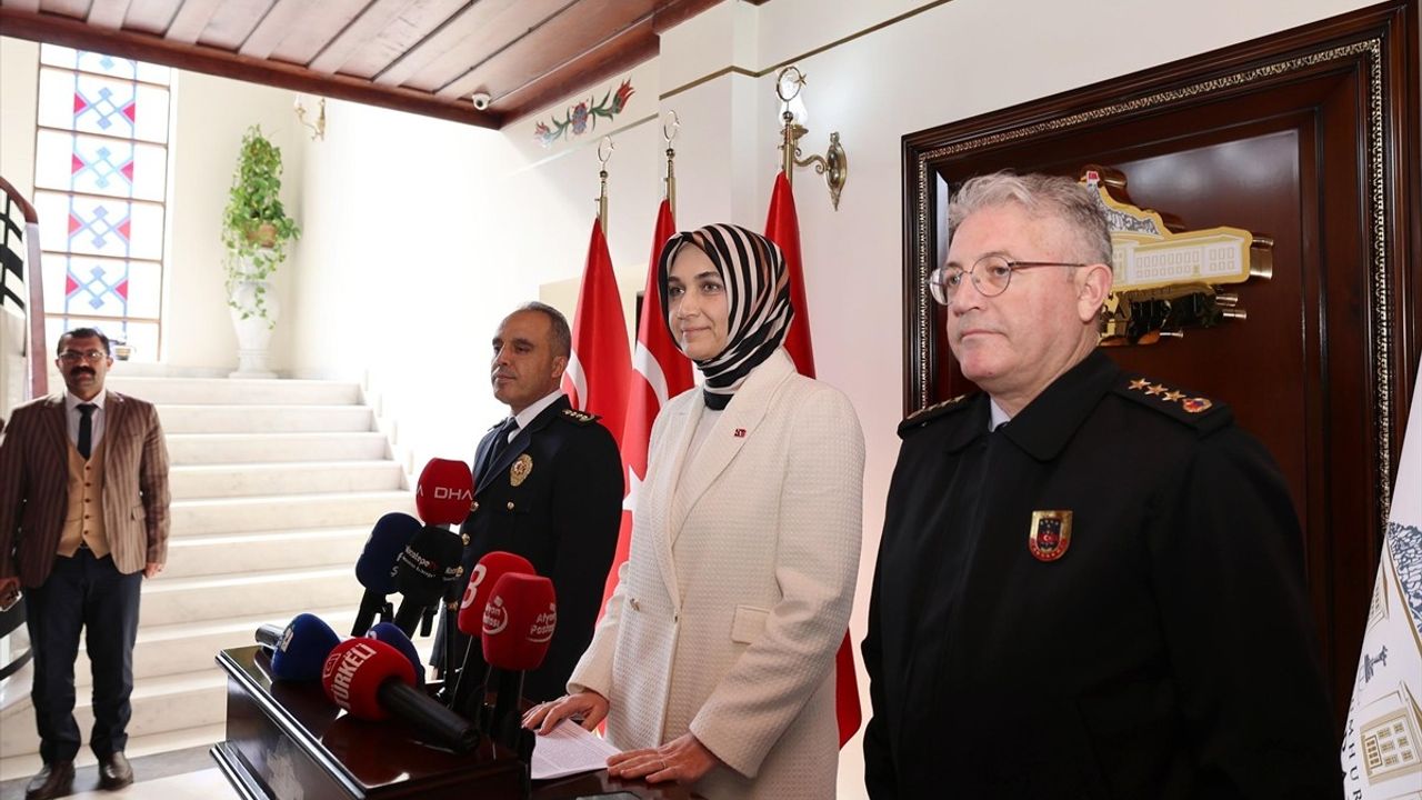 Afyonkarahisar'da Tefecilik Operasyonunda 4 Zanlı Tutuklandı