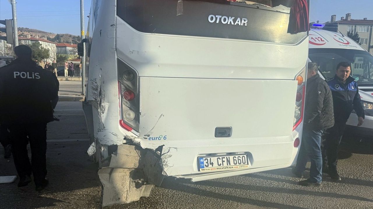 Afyonkarahisar'da Tır ve Otobüs Çarpıştı: 5 Yaralı