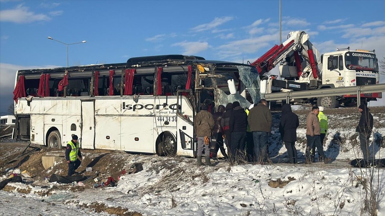 Afyonkarahisar'da Yolcu Otobüsü Devrildi: 1 Ölü, 25 Yaralı