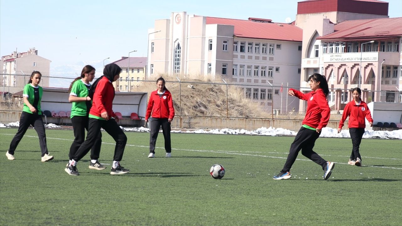 Ağrı'nın Kız Futbol Takımı Başarıya Koşuyor