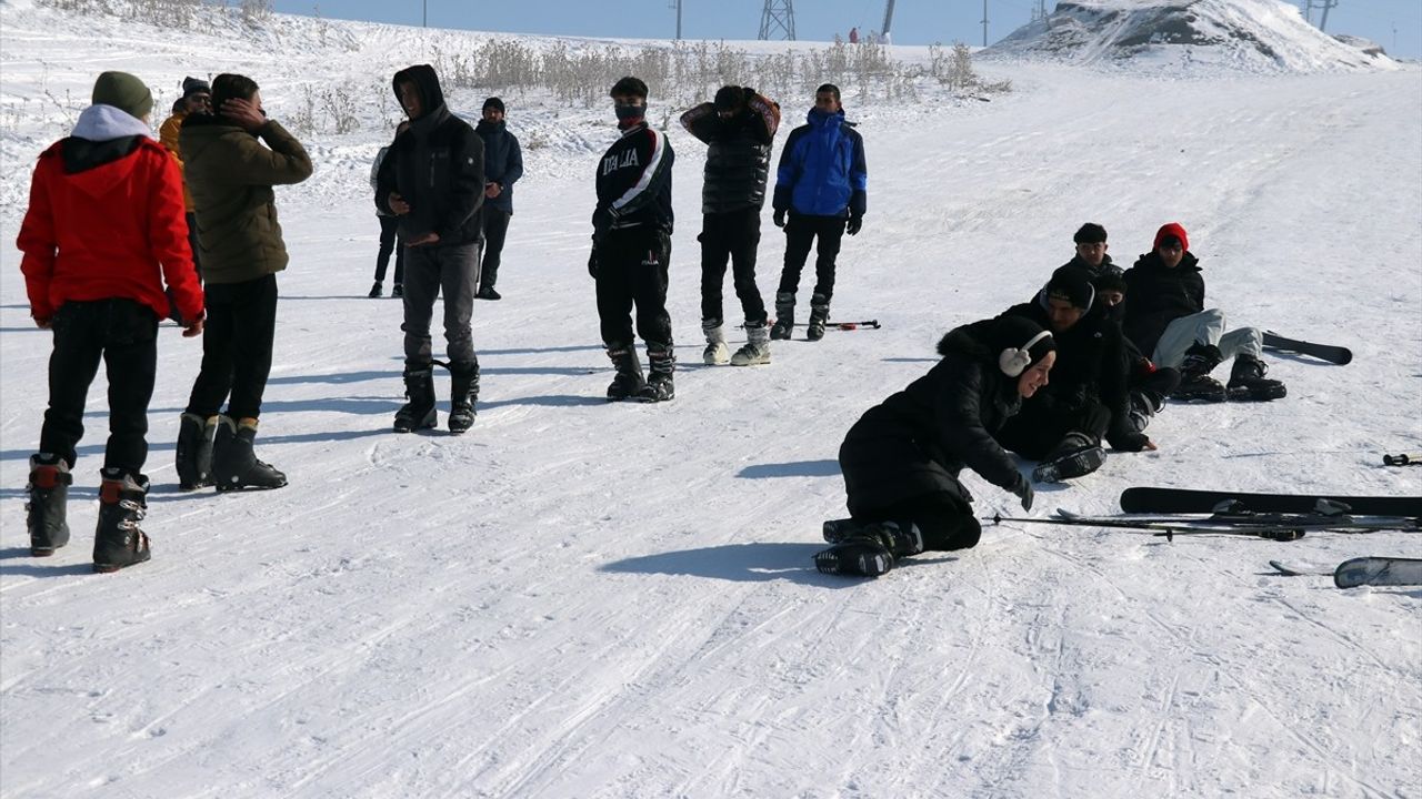 Ağrı Spor Lisesi Öğrencilerinin Kayak Dersi Neşesi