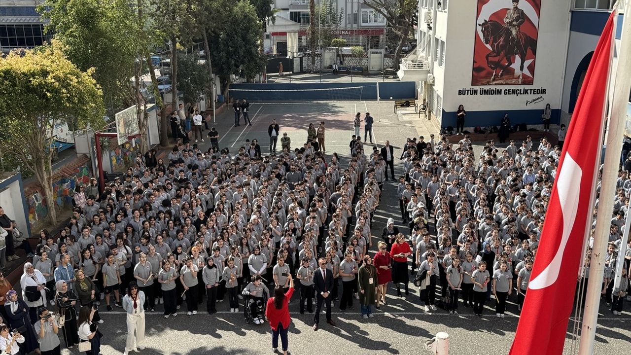 Alanya'da 850 Öğrenci Flütle Çanakkale Türküsünü Seslendirdi