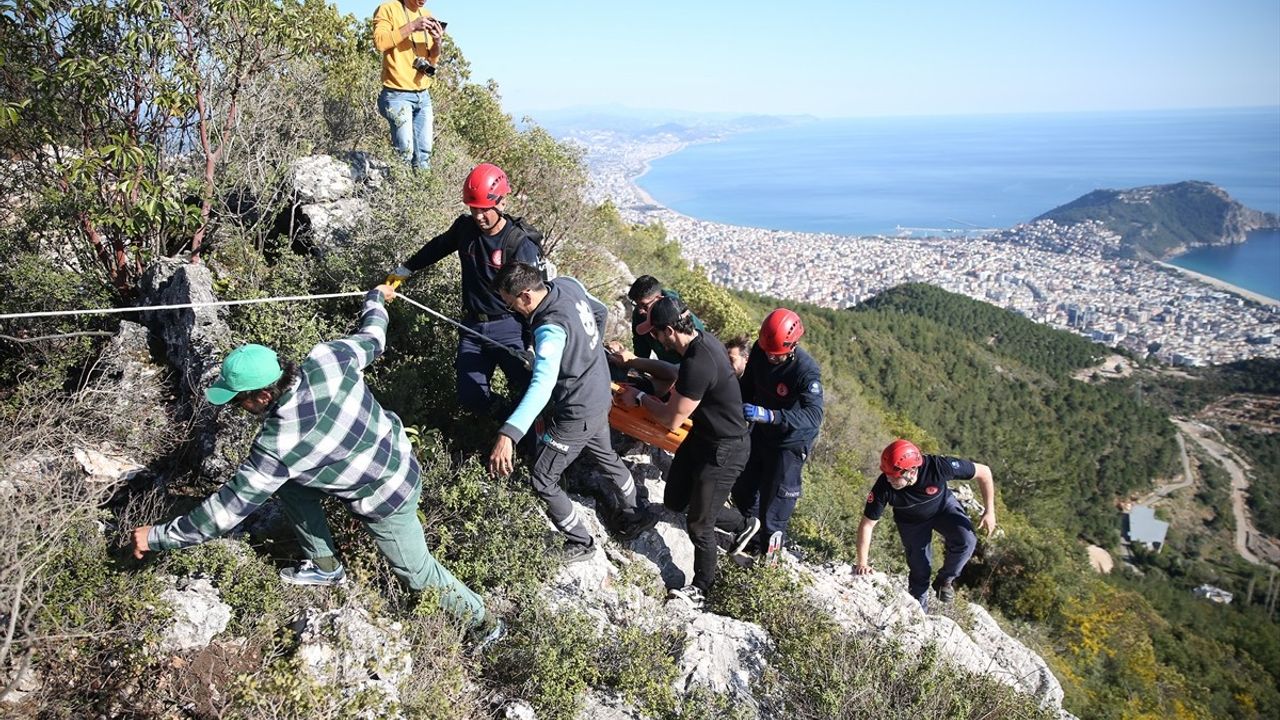 Alanya'da Yamaç Paraşütü Kazası: Pilot Yaralandı