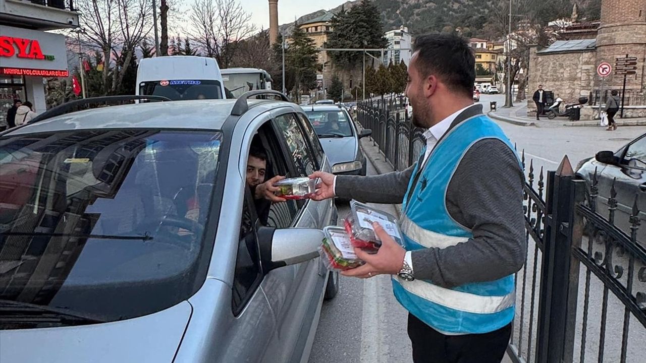 Amasya'da AK Parti, Trafikte Olanlara Kumanya İkram Etti