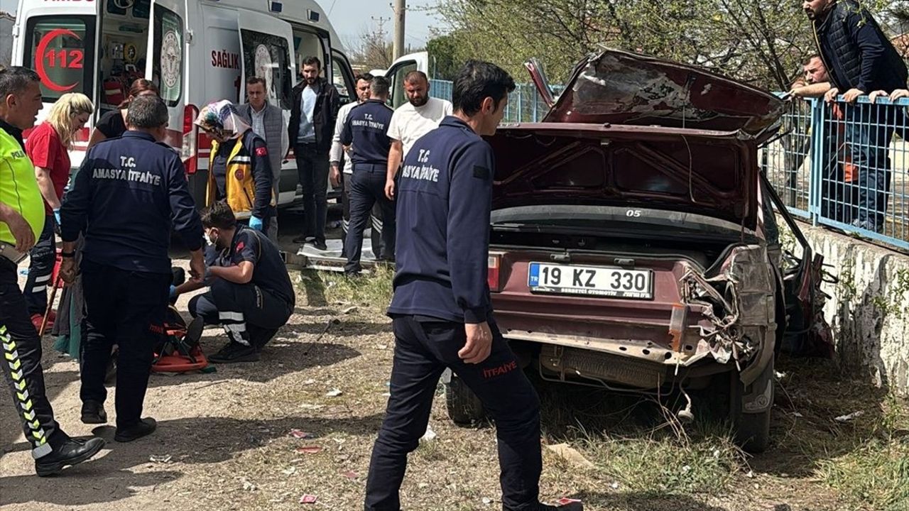 Amasya'da Bahçe Duvarına Çarpan Araçta 5 Yaralı