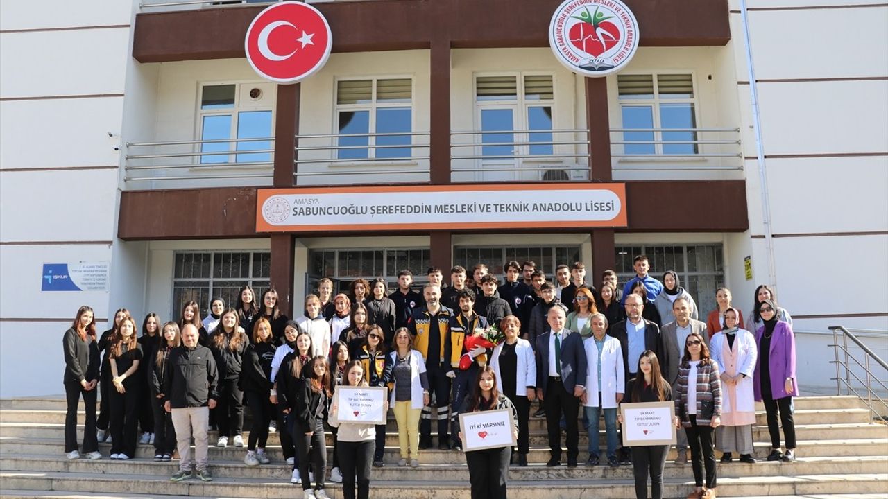 Amasya'da Öğrencilerden Sağlık Çalışanlarına Sürpriz Tıp Bayramı Kutlaması