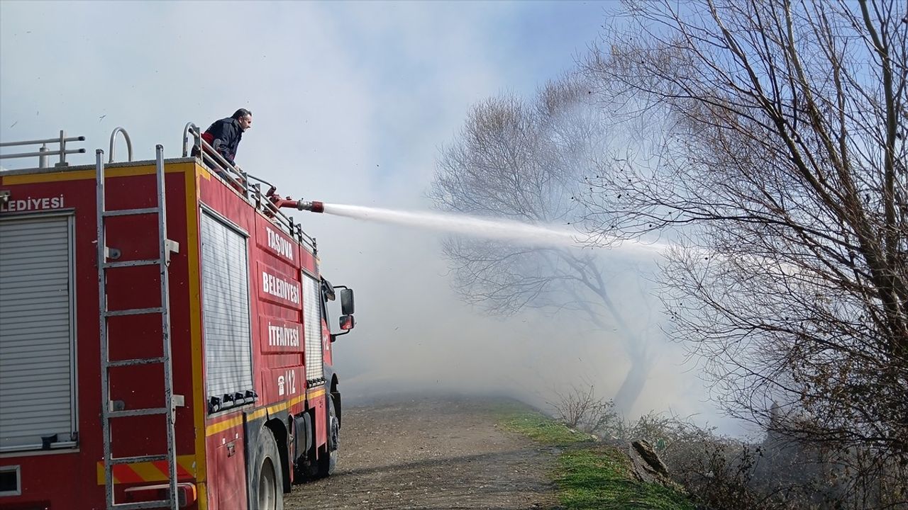 Amasya'da Otluk Alanda Başlayan Yangın Kontrol Altına Alındı