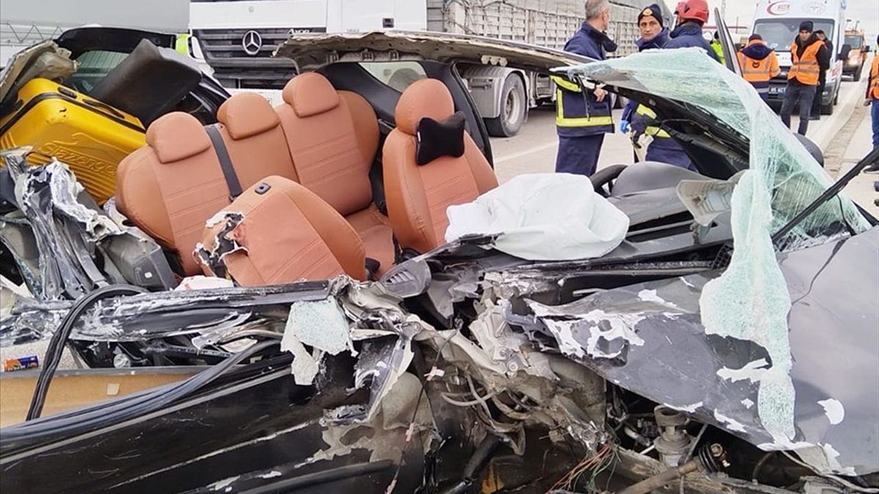 Amasya'da Tır ile Çarpışan Otomobilde 4 Yaralı