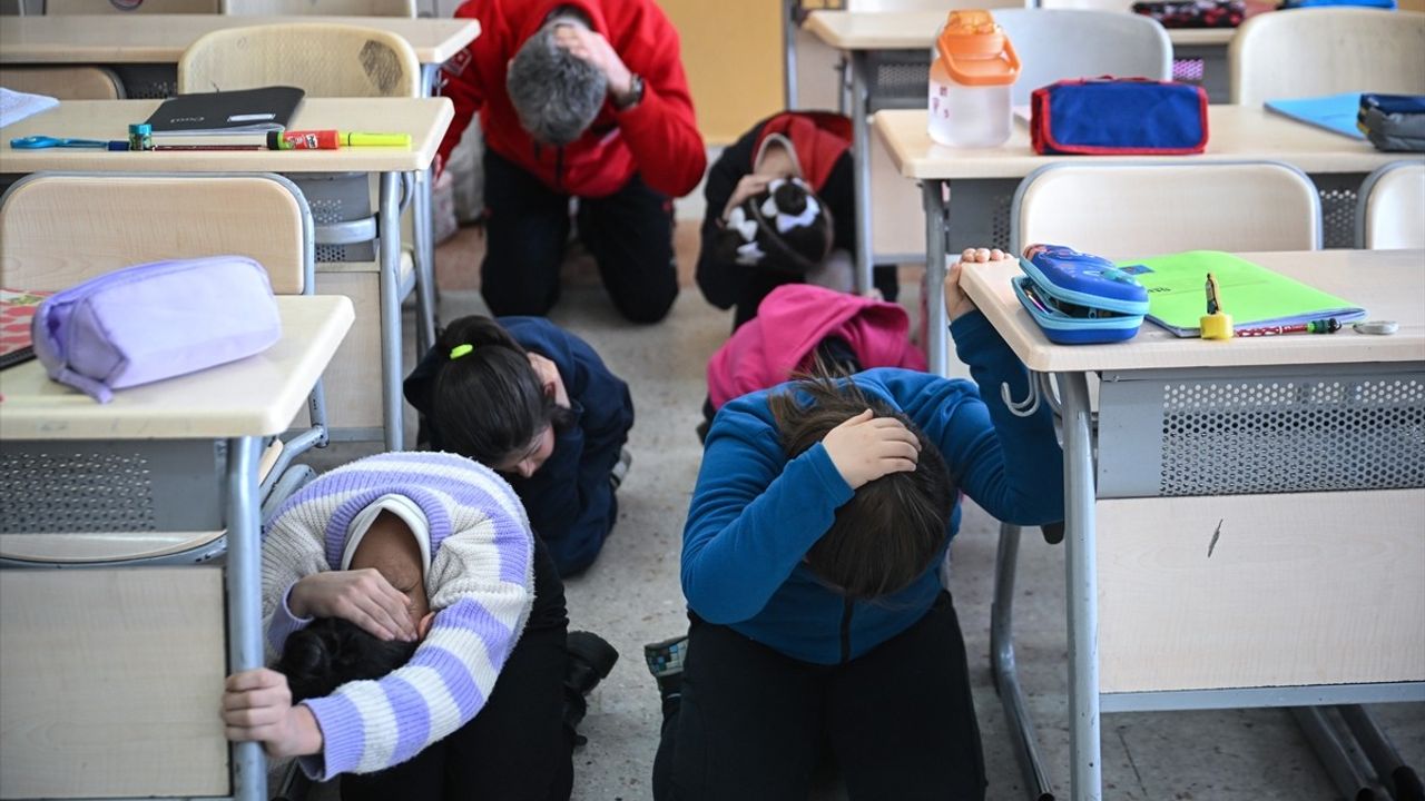 Ankara'da Deprem Haftası Dolayısıyla Tatbikat Gerçekleştirildi