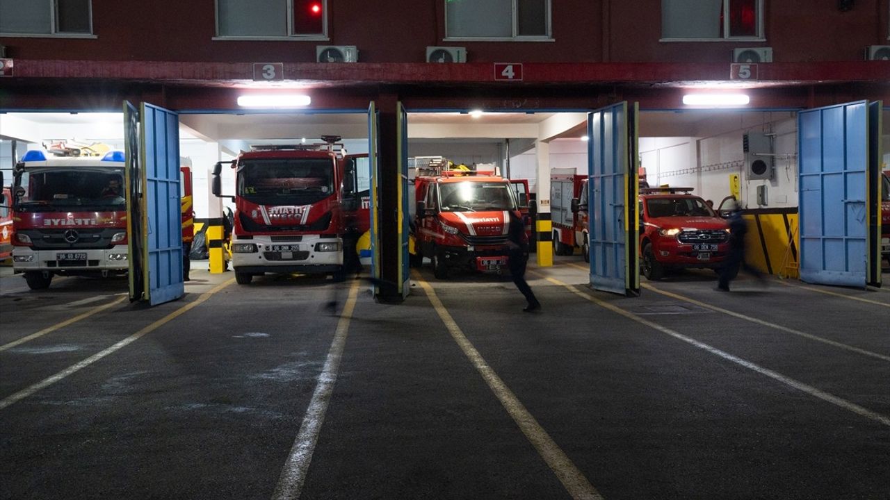 Ankara İtfaiyecileri Ramazan'ın İlk Sahurunu Görevde Geçirdi