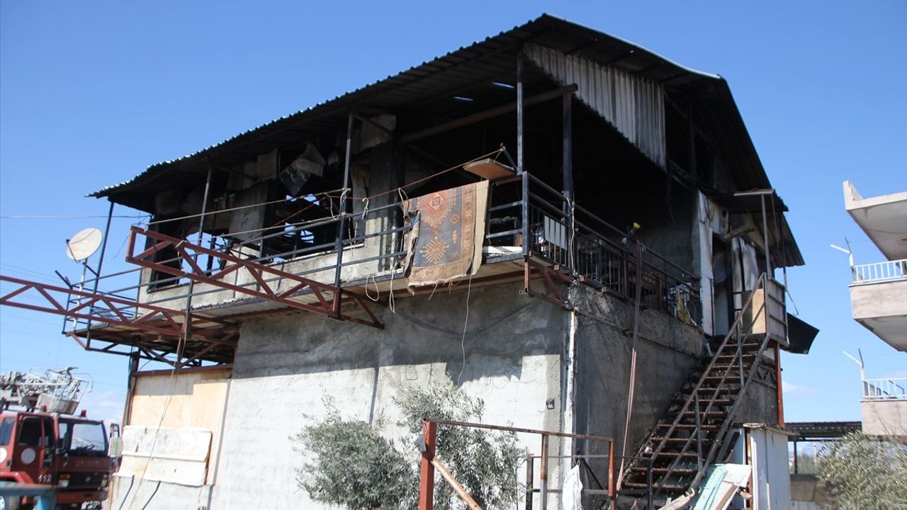 Antalya'da Ev Yangını: Bir Yaralı