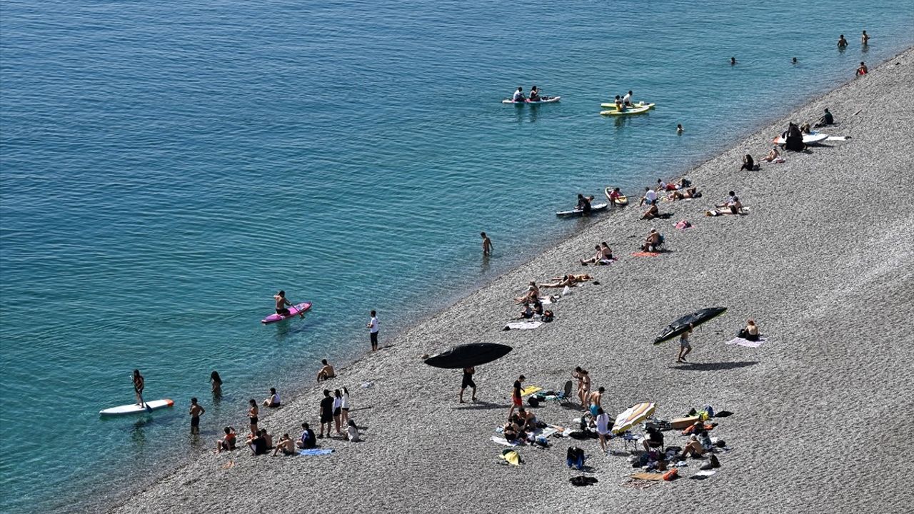 Antalya'da Güneşli Havada Sahil Yoğunluğu