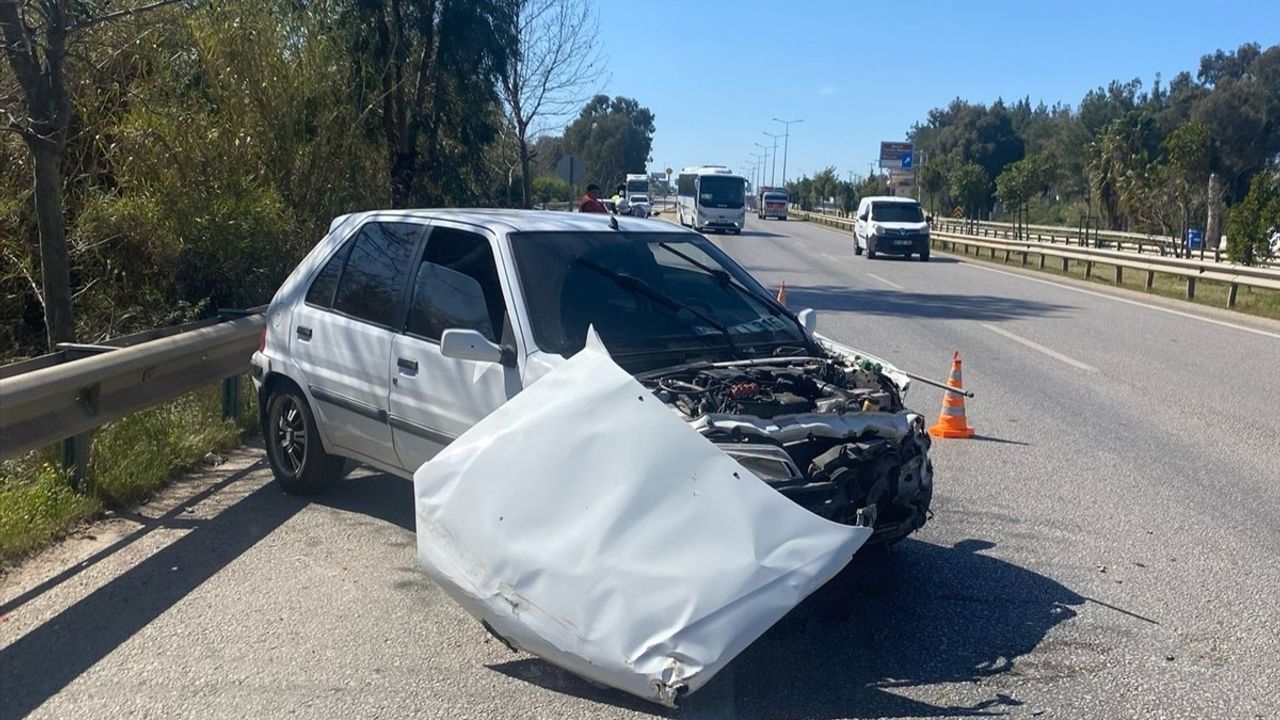 Antalya'da Otomobil Kazası: Sürücü Yaralandı