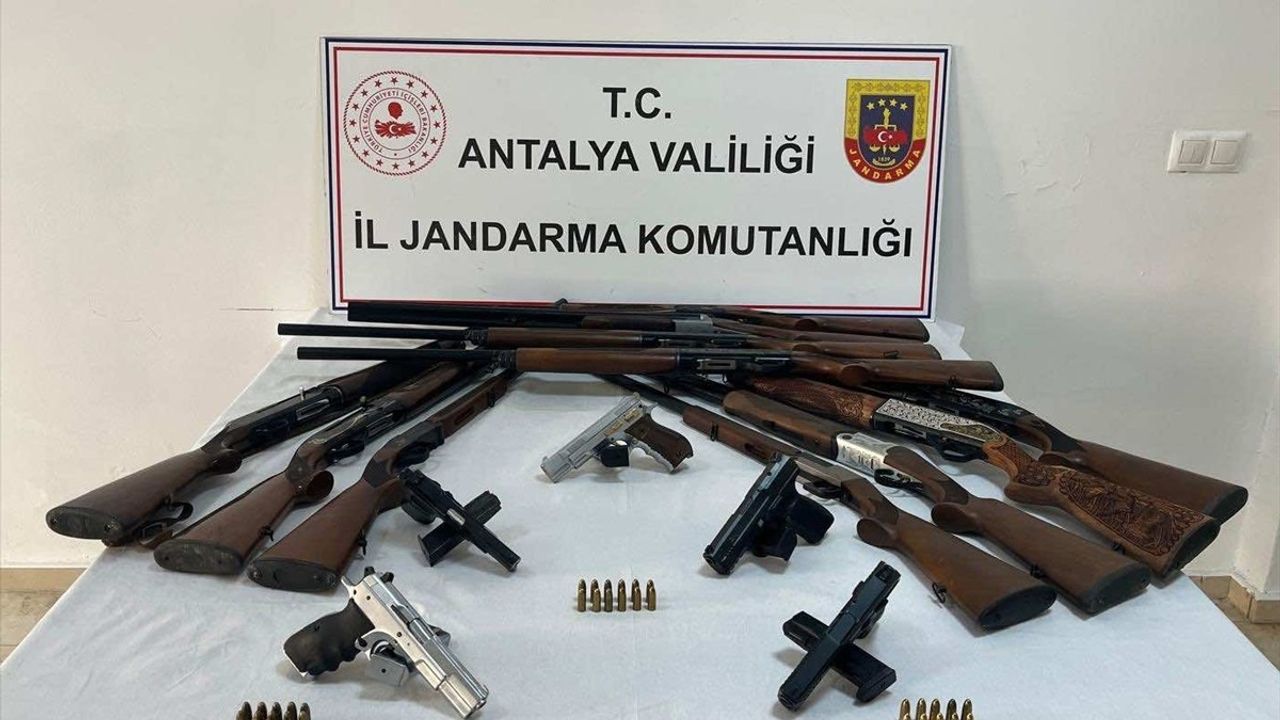 Antalya'da Ruhsatsız Silah Operasyonu: 8 Kişi Yakalandı