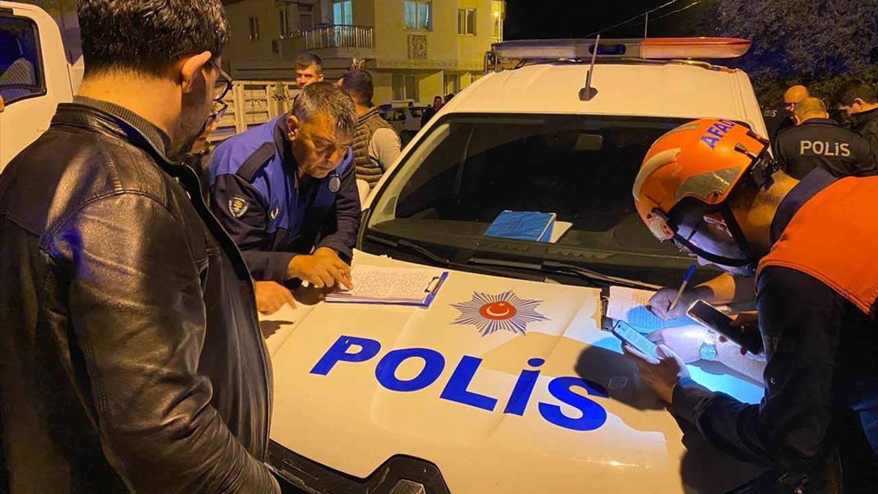 Antalya'daki Çatlayan Bina Tahliye Edildi